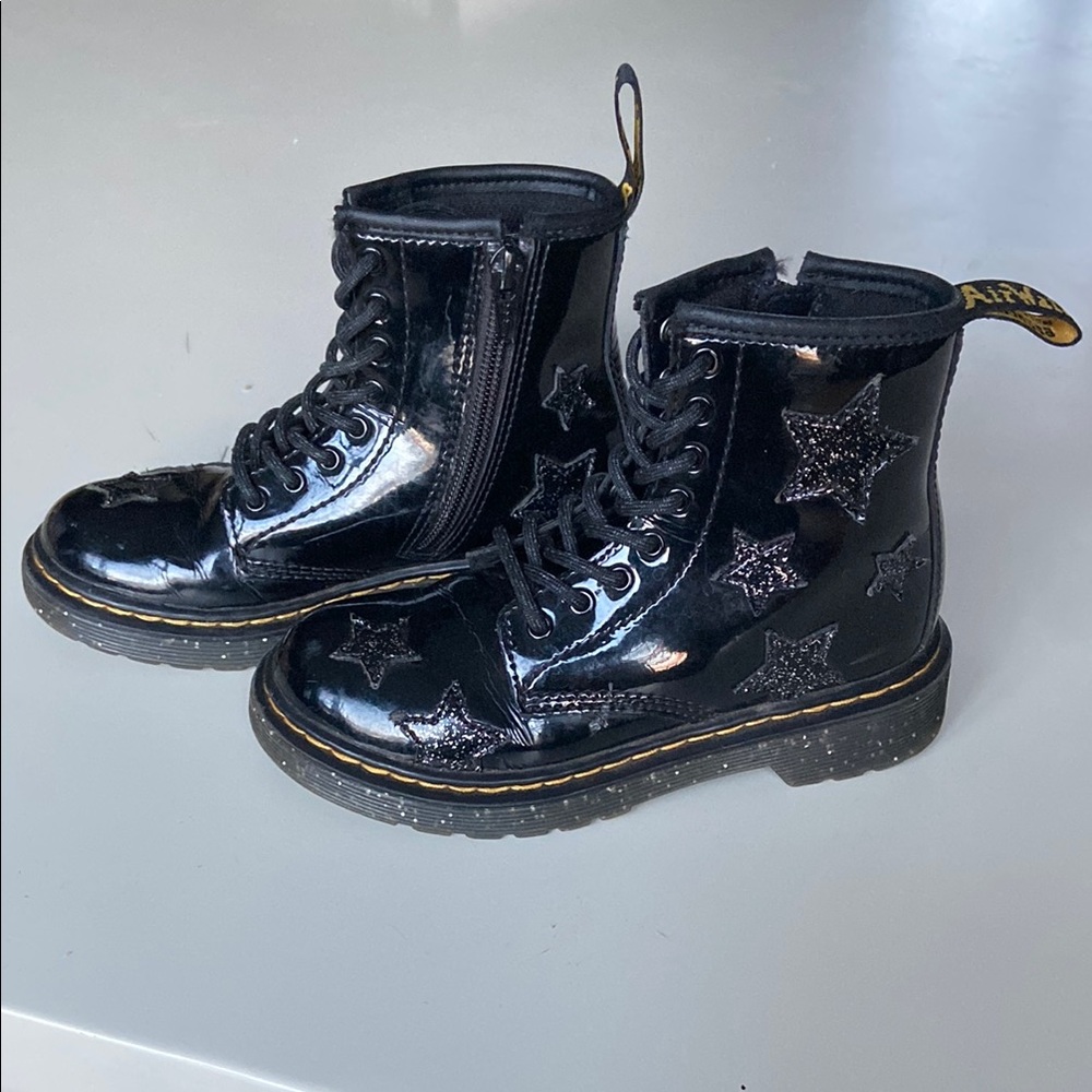 Dr. Martín Glitter Star Patent Lace Up Boots